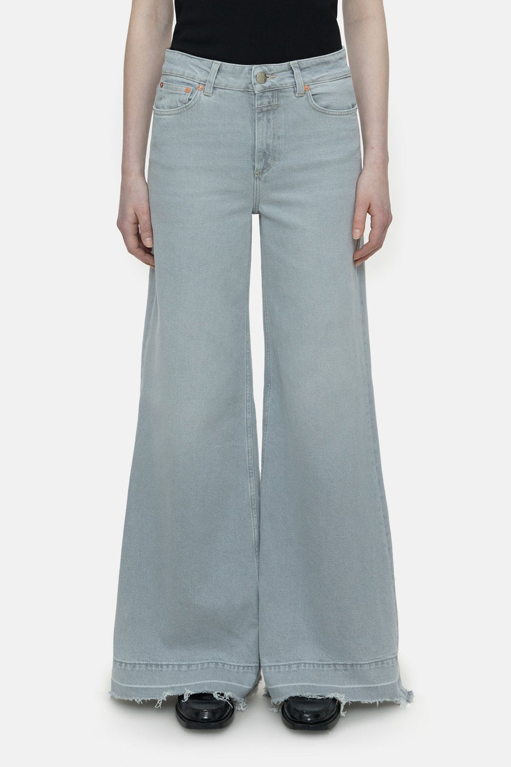 Closed - Light Grey Glow - up - Kalifornia Jean BarClosed - Light Grey Glow - up