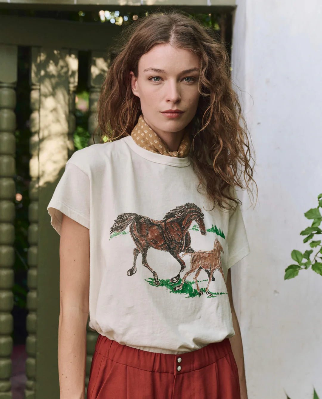 The Great - Running Horses Boxy Crew in Washed White - Kalifornia Jean Bar